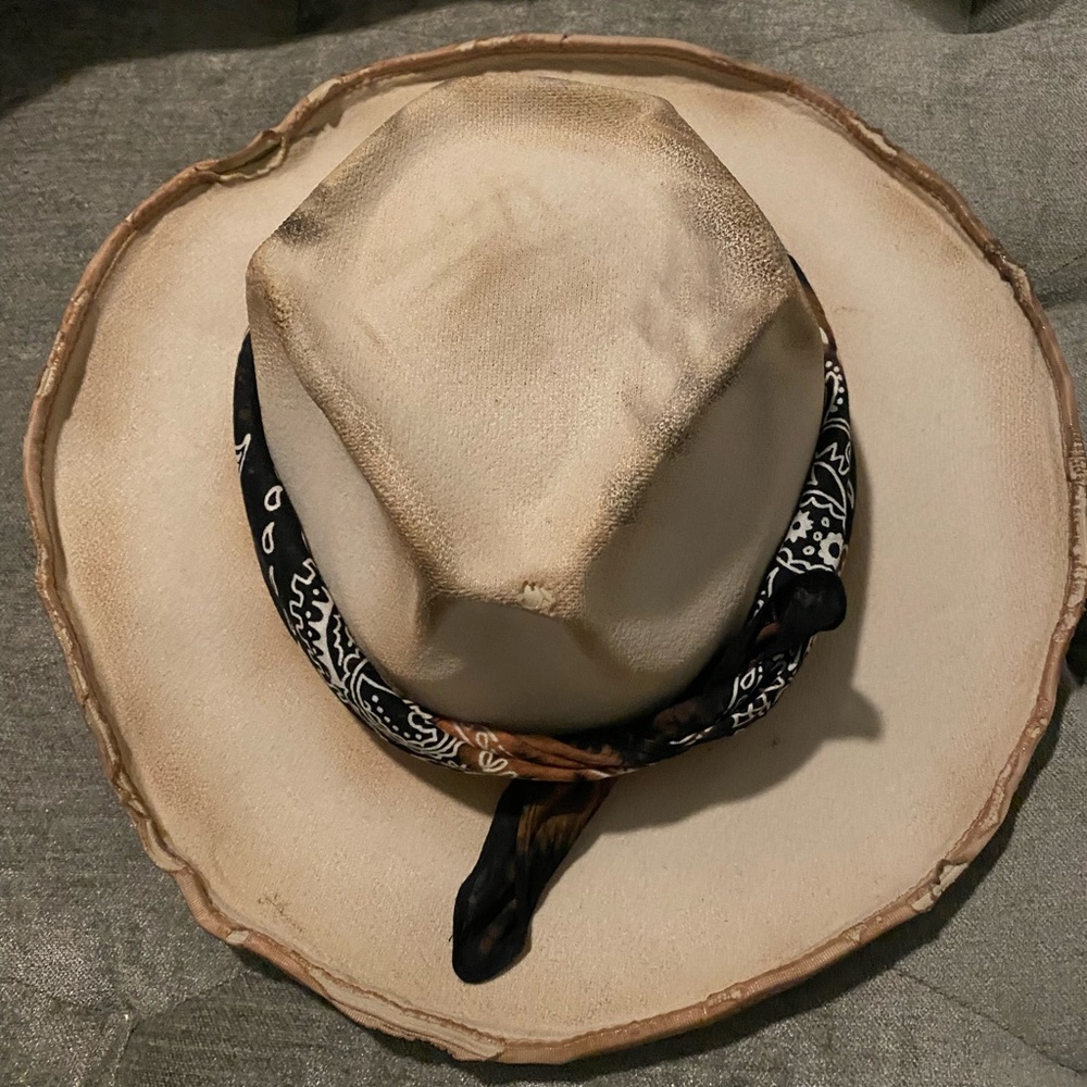 Wide brim hat